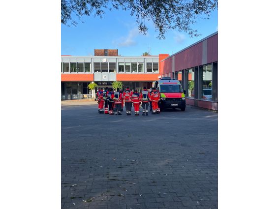 Über 50 Einsatzkräfte üben den Großschadenfalls an der Heinz-Nixdorf Gesamtschule. © Kreis Paderborn